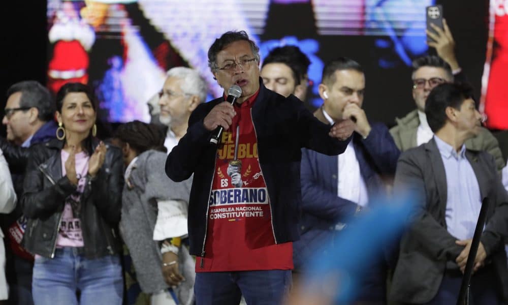 El presidente de Colombia, Gustavo Petro (c), al dirigirse a miles de seguidores, este viernes, 24 de octubre, en la plaza de Bolívar de Bogotá (Colombia). EFE/Carlos Ortega