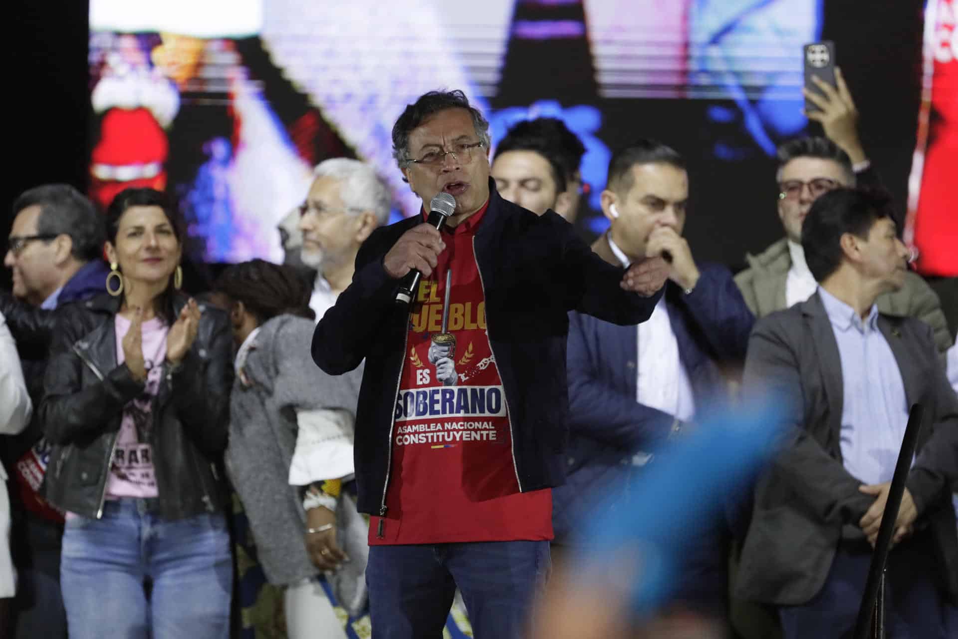 El presidente de Colombia, Gustavo Petro (c), al dirigirse a miles de seguidores, este viernes, 24 de octubre, en la plaza de Bolívar de Bogotá (Colombia). EFE/Carlos Ortega