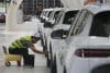 Una persona limpia un vehículo durante la inauguración de la fábrica de la empresa china Build Your Dreams (BYD), que será la base de la futura expansión en el mercado de vehículos eléctricos de América Latina este jueves, en Camaçari (Brasil). EFE/ Américo Roberto