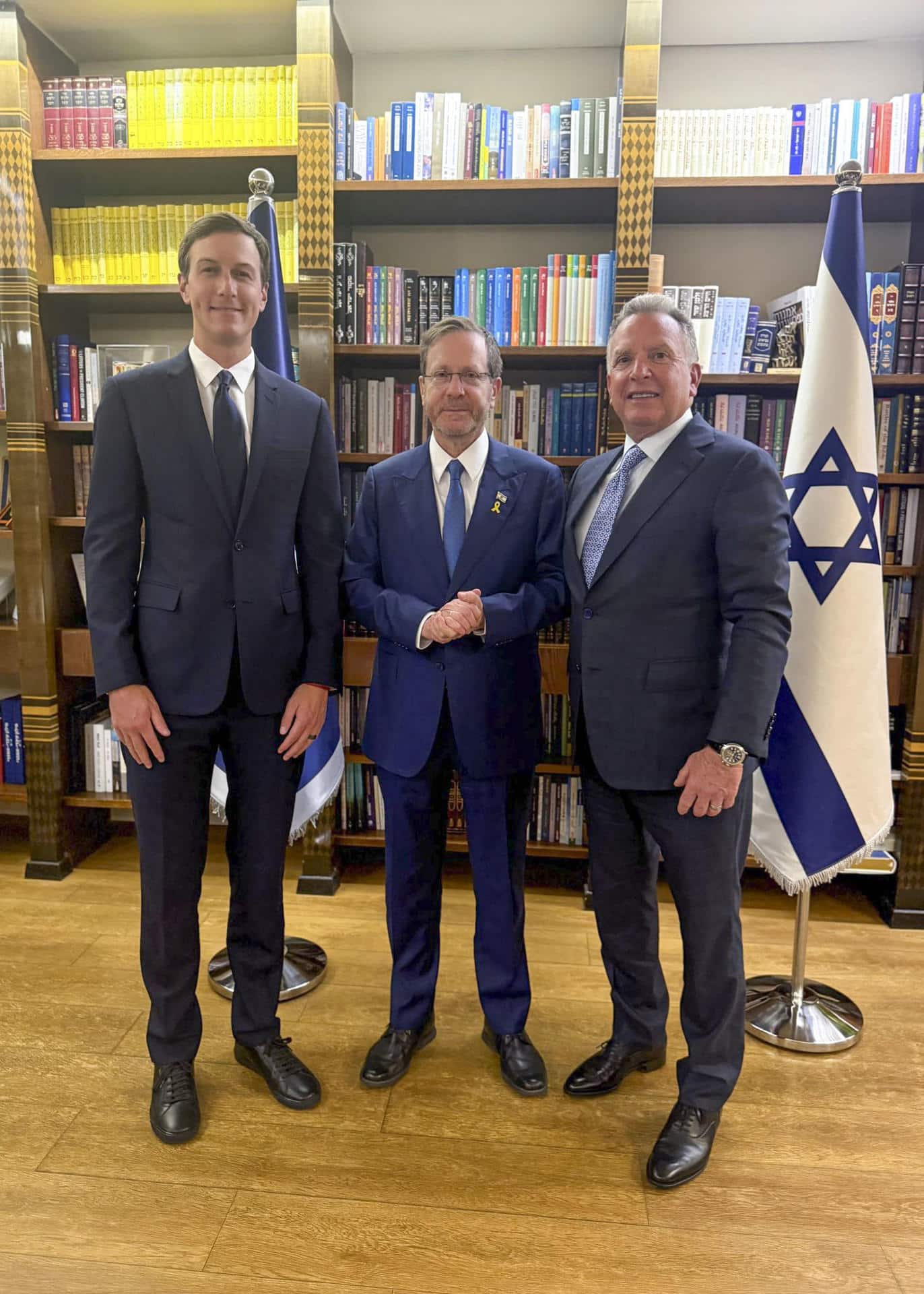El presidente israelí, Isaac Herzog (c), en una reunión este jueves en Jerusalén con el enviado especial del presidente estadounidense, Donald Trump para Oriente Medio, Steve Witkoff (d), y con su yerno, Jared Kushner (i). -SOLO USO EDITORIAL/SOLO DISPONIBLE PARA ILUSTRAR LA NOTICIA QUE ACOMPAÑA (CRÉDITO OBLIGATORIO)-