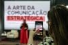 Una estudiante hace un video con un celular durante una clase sobre el poder de la oratoria este martes, en el centro de aprendizaje 'Community Creators Academy’, en Sao Paulo (Brasil). EFE/ Sebastiao Moreira