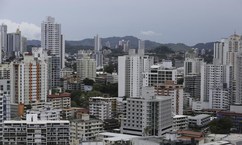 Panorámica de archivo de una zona con edificios en Ciudad de Panamá. EFE/ Carlos Lemos