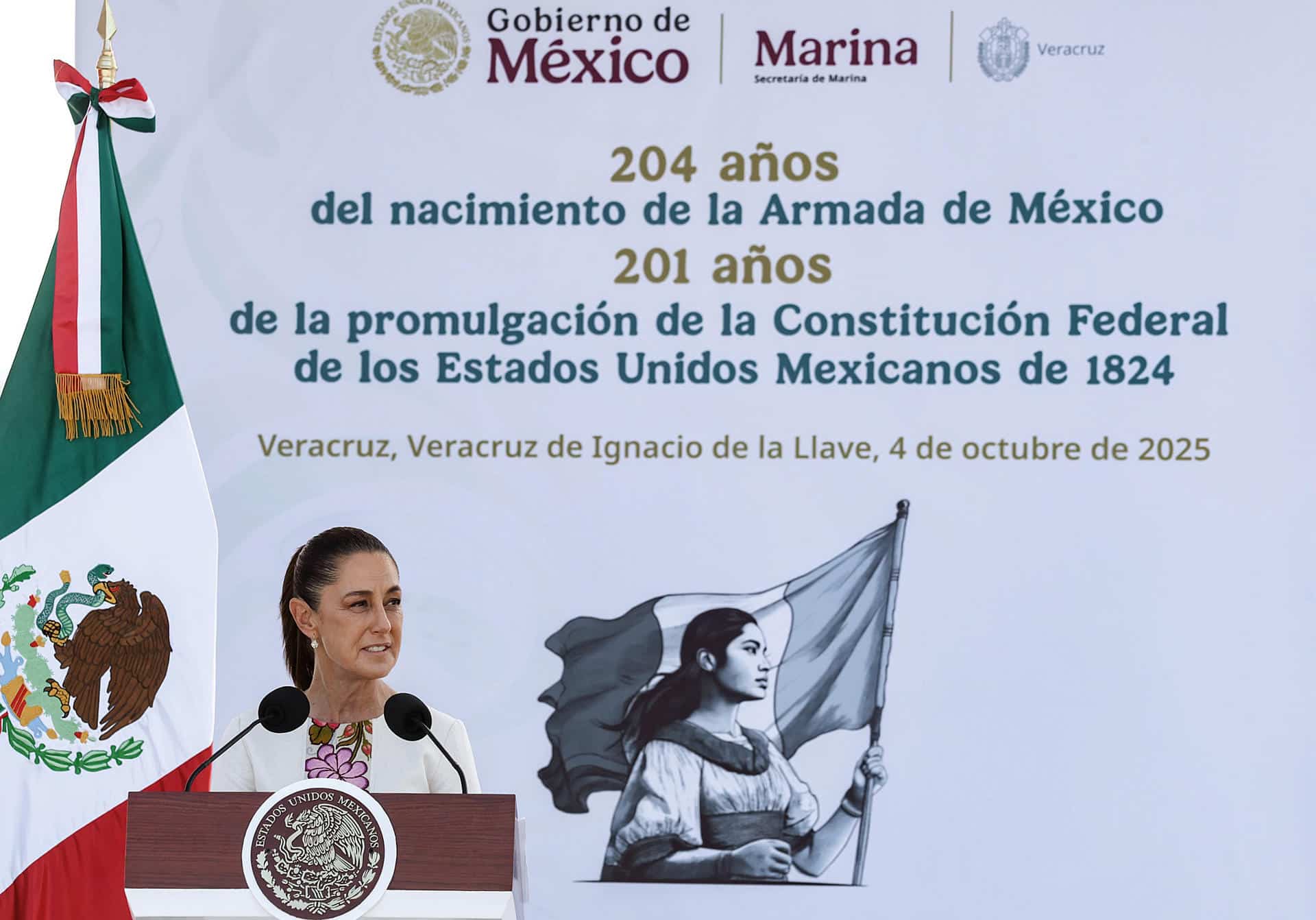 Fotografía cedida por la Presidencia de México que muestra a su mandataria, Claudia Sheinbaum, hablando en la ceremonia por el 204 aniversario del nacimiento de la Armada de México y los 201 años de la promulgación de la Constitución Federal de 1824, este sábado en Veracruz (México).  EFE/ Presidencia de México /SOLO USO EDITORIAL/ NO VENTAS/ SOLO DISPONIBLE PARA ILUSTRAR LA NOTICIA QUE ACOMPAÑA (CRÉDITO OBLIGATORIO)