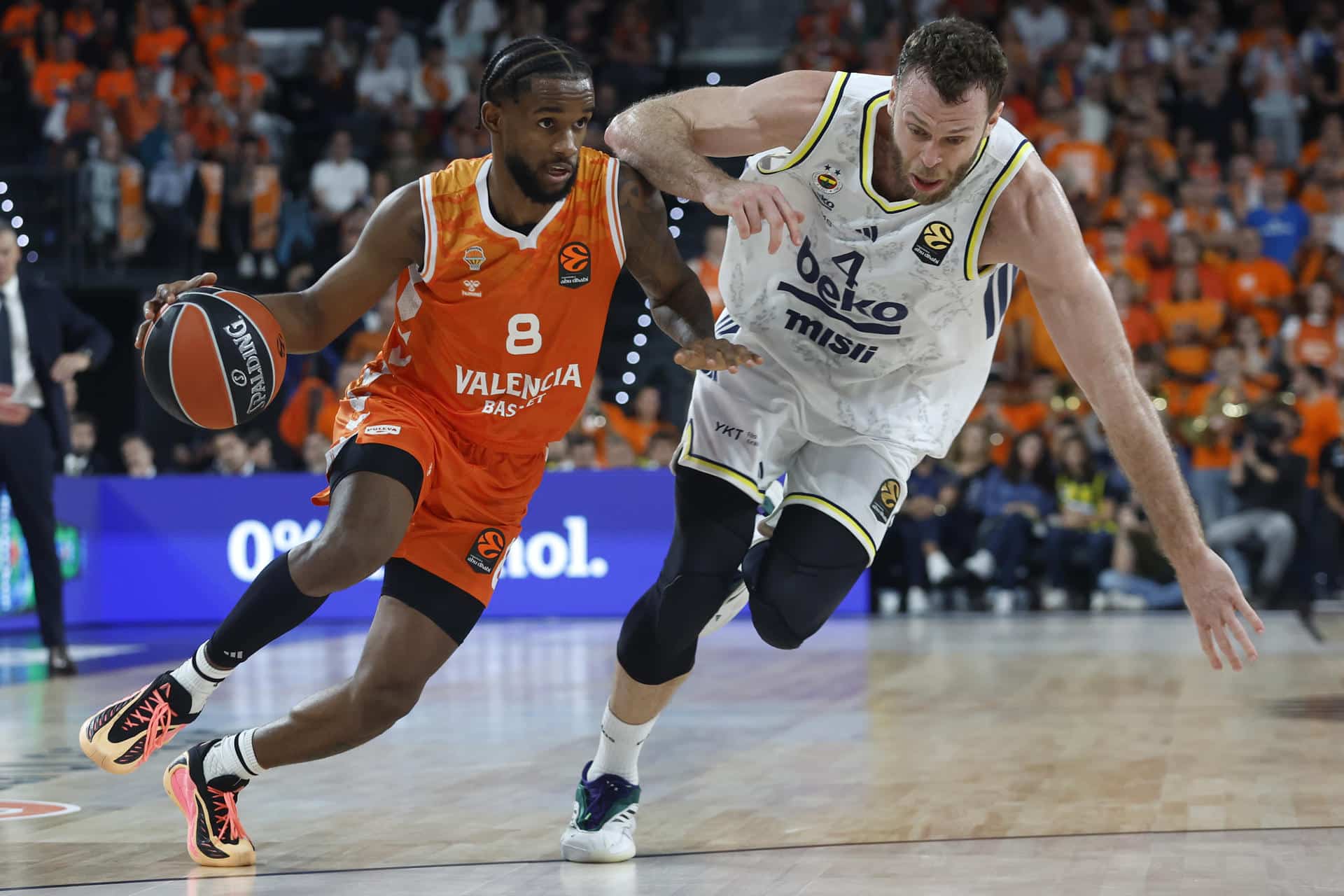 El base dominicano del Valencia Basket Jean Montero (i) en acción ante el alero italiano del Fenerbahce Beko Nicolo Melli, durante el partido de la Euroliga disputado en el pabellón Roig Arena de Valencia. EFE/Miguel Ángel Polo