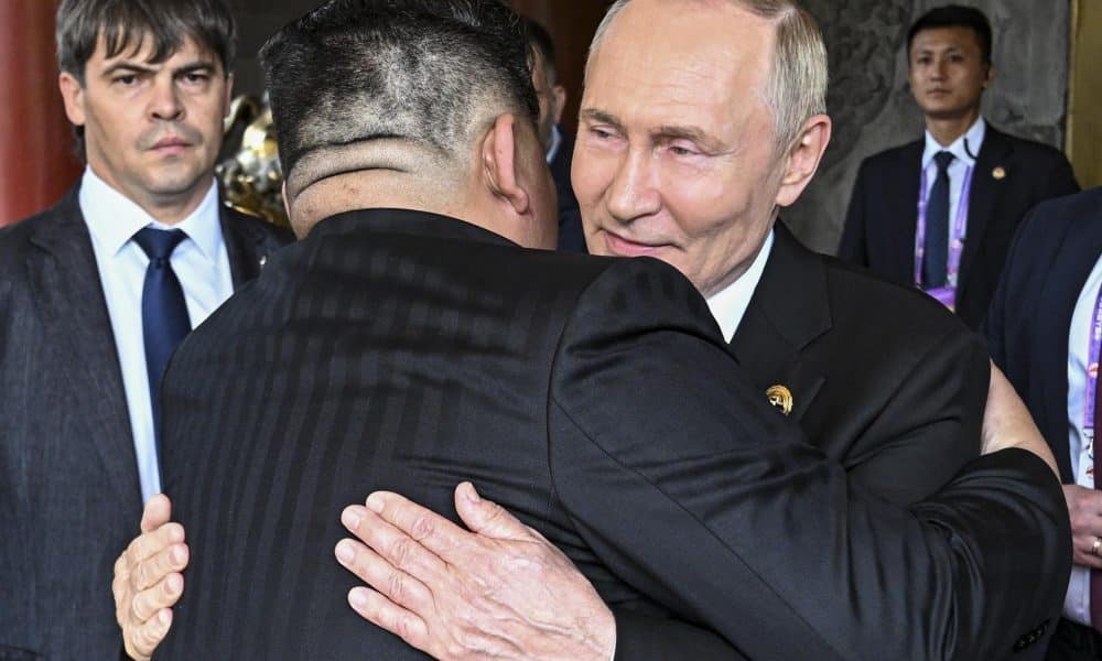 Fotografía del 3 de septiembre de 2025 que muestra un abrazo en Pekín entre el líder norcoreano, Kim Jong-un, y el presidente ruso, Vladímir Putin. EFE/EPA/SERGEY BOBYLEV/SPUTNIK/KREMLIN POOL