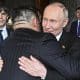 Fotografía del 3 de septiembre de 2025 que muestra un abrazo en Pekín entre el líder norcoreano, Kim Jong-un, y el presidente ruso, Vladímir Putin. EFE/EPA/SERGEY BOBYLEV/SPUTNIK/KREMLIN POOL