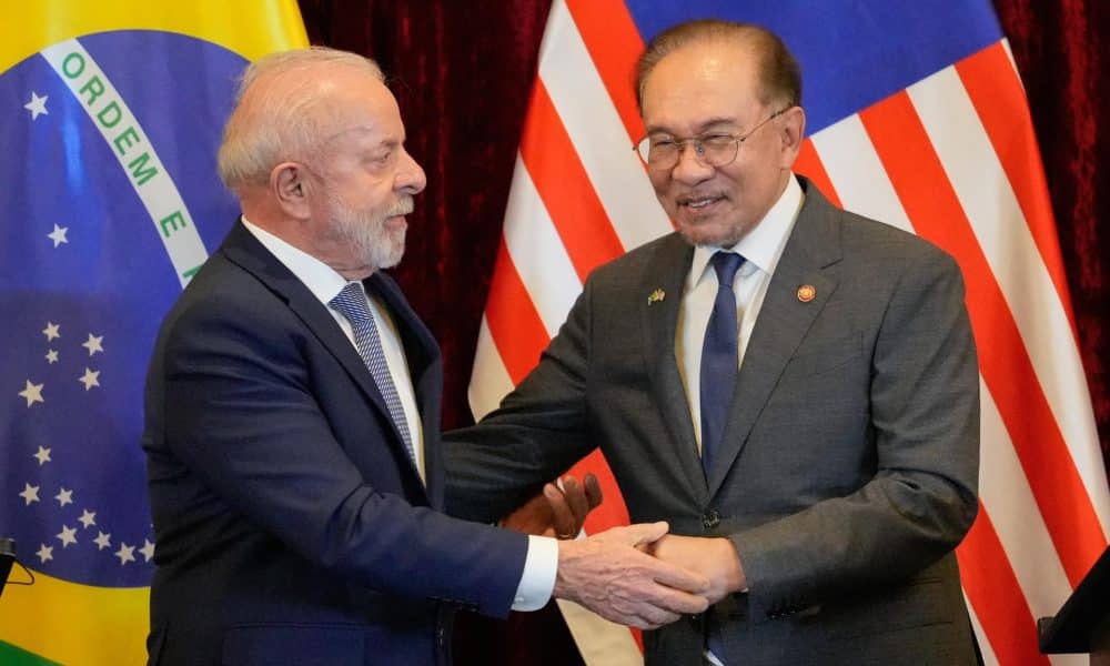 El presidente de Brasil, Luiz Inácio Lula da Silva (i), junto a su homólogo malasio, Anwar Ibrahim (d), en su reunión este sábado en Kuala Lumpur.
EFE/EPA/Vincent Thian / POOL