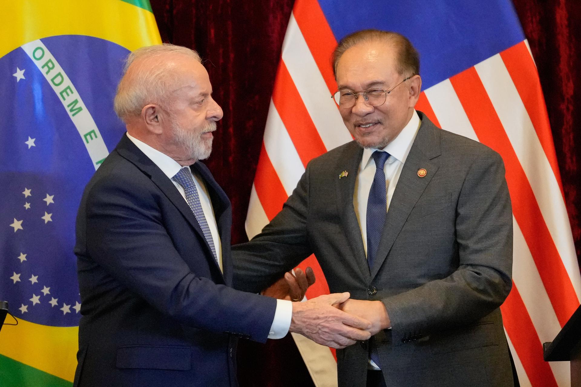 El presidente de Brasil, Luiz Inácio Lula da Silva (i), junto a su homólogo malasio, Anwar Ibrahim (d), en su reunión este sábado en Kuala Lumpur.
EFE/EPA/Vincent Thian / POOL
