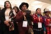 Mujeres indígenas observan una ceremonia este jueves, en Lima (Perú). EFE/ Paolo Aguilar