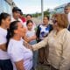Fotografía cedida por la Cancillería de Colombia que muestra a la canciller colombiana, Rosa Yolanda Villavicencio Mapy (d), saludando este viernes, a un grupo de familiares de detenidos en Venezuela, antes de su reencuentro en Cúcuta (Colombia). EFE/ Cancillería de Colombia