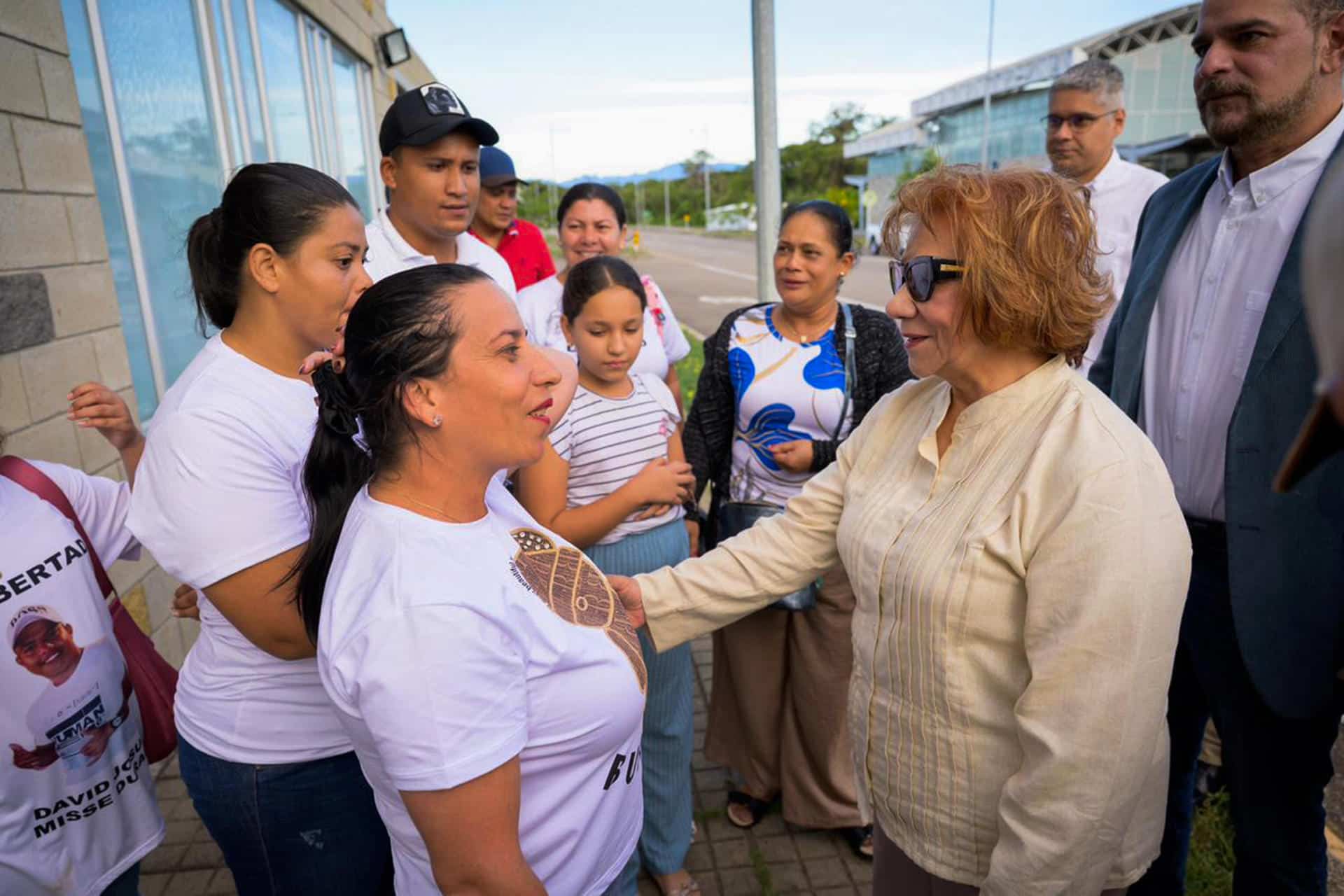 Fotografía cedida por la Cancillería de Colombia que muestra a la canciller colombiana, Rosa Yolanda Villavicencio Mapy (d), saludando este viernes, a un grupo de familiares de detenidos en Venezuela, antes de su reencuentro en Cúcuta (Colombia). EFE/ Cancillería de Colombia