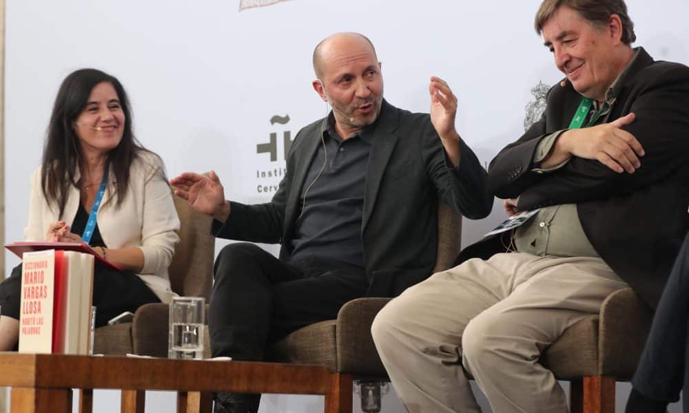 El crítico literario Carlos Granes (c) habla junto a la directora de Cultura del Instituto Cervantes, Raquel Caleya (i), y el director del Instituto Cervantes, Luis García Montero, durante la presentación del 'Diccionario Mario Vargas Llosa' este martes, en el X Congreso Internacional de la Lengua Española (CILE) en Arequipa (Perú). Huachafo, Lima, espectáculo, madre o academia son algunas de las cien palabras incluidas en el 'Diccionario Mario Vargas Llosa', un recorrido de la A a la Z por el universo del premio Nobel peruano, que ha presentado el Instituto Cervantes en el X CILE en Arequipa. EFE/ Paolo Aguilar
