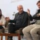 El crítico literario Carlos Granes (c) habla junto a la directora de Cultura del Instituto Cervantes, Raquel Caleya (i), y el director del Instituto Cervantes, Luis García Montero, durante la presentación del 'Diccionario Mario Vargas Llosa' este martes, en el X Congreso Internacional de la Lengua Española (CILE) en Arequipa (Perú). Huachafo, Lima, espectáculo, madre o academia son algunas de las cien palabras incluidas en el 'Diccionario Mario Vargas Llosa', un recorrido de la A a la Z por el universo del premio Nobel peruano, que ha presentado el Instituto Cervantes en el X CILE en Arequipa. EFE/ Paolo Aguilar