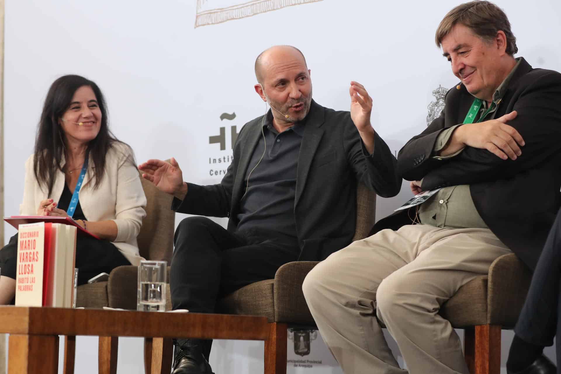 El crítico literario Carlos Granes (c) habla junto a la directora de Cultura del Instituto Cervantes, Raquel Caleya (i), y el director del Instituto Cervantes, Luis García Montero, durante la presentación del 'Diccionario Mario Vargas Llosa' este martes, en el X Congreso Internacional de la Lengua Española (CILE) en Arequipa (Perú). Huachafo, Lima, espectáculo, madre o academia son algunas de las cien palabras incluidas en el 'Diccionario Mario Vargas Llosa', un recorrido de la A a la Z por el universo del premio Nobel peruano, que ha presentado el Instituto Cervantes en el X CILE en Arequipa. EFE/ Paolo Aguilar