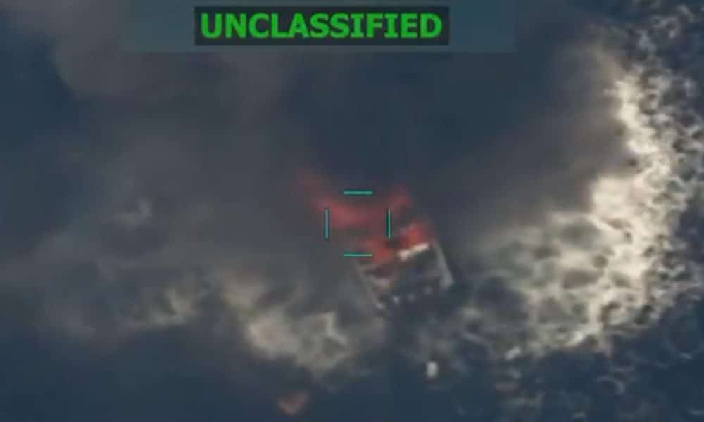 Captura de pantalla de un video publicado en la cuenta oficial de la red social X @SecWar del secretario del Departamento de Defensa estadounidense, Pete Hegseth, que muestra un ataque contra una embarcación en aguas del océano Pacífico. EFE/ @secwar /SOLO USO EDITORIAL/ NO VENTAS /SOLO DISPONIBLE PARA ILUSTRAR LA NOTICIA QUE ACOMPAÑA (CRÉDITO OBLIGATORIO)