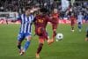 El delantero del Alavés Lucas Boyé (i) juega un balón ante Thierry Correia del Valencia, durante el partido de LaLiga de fútbol que Deportivo Alavés y Valencia CF disputaron en el estadio de Mendizorrotza, en Vitoria. EFE/Adrián Ruiz Hierro