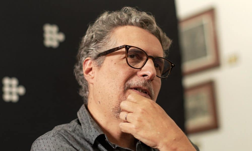 El director brasileño Kleber Mendonça Filho posa durante una entrevista con EFE este sábado, en el marco del Festival Internacional de Cine de Morelia (FICM) (México). EFE/ Iván Villanueva