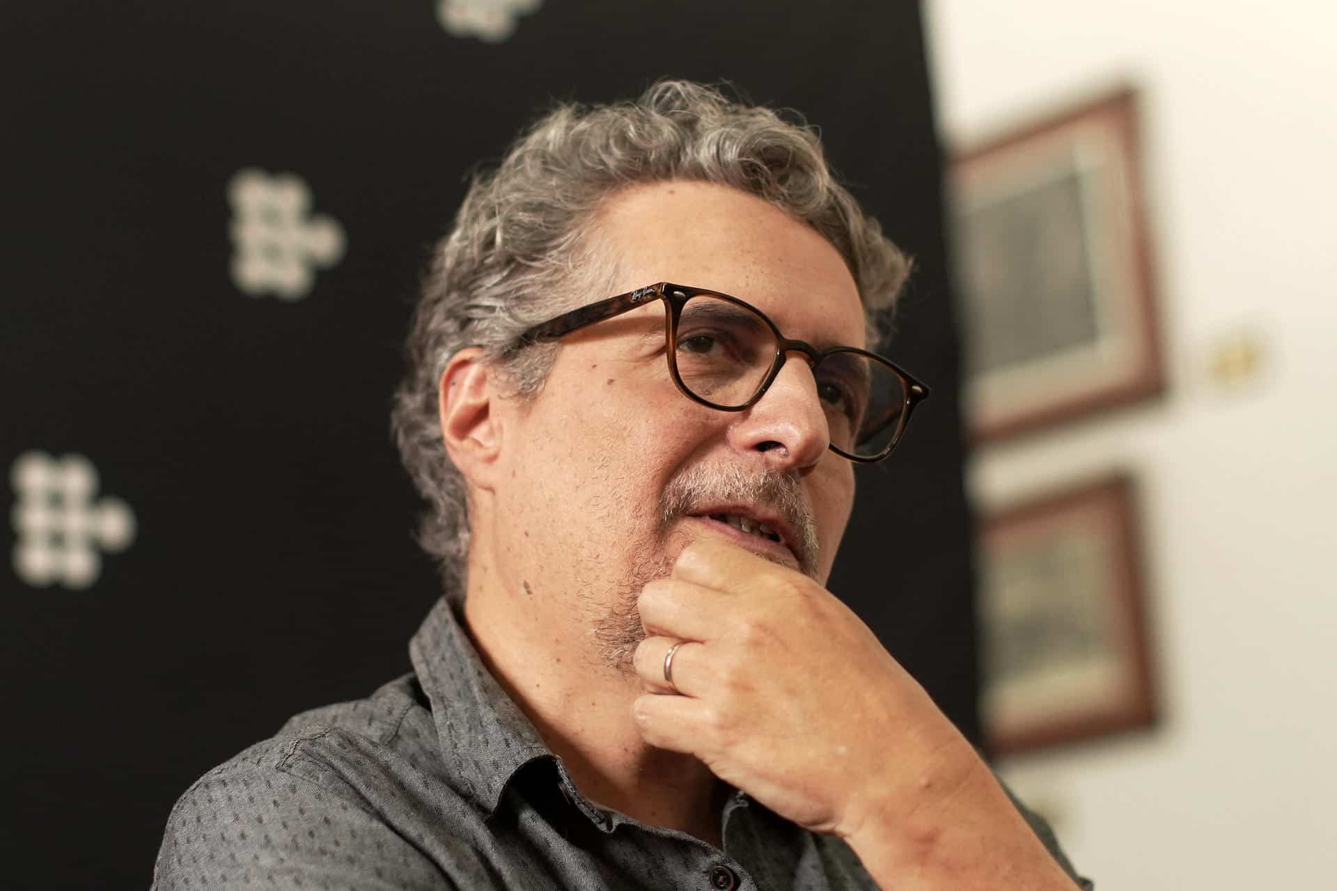 El director brasileño Kleber Mendonça Filho posa durante una entrevista con EFE este sábado, en el marco del Festival Internacional de Cine de Morelia (FICM) (México). EFE/ Iván Villanueva