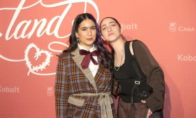 Fotografía de archivo del 22 de febrero de 2025 de la cantante Emily Estefan (d) y su pareja Gemeny Hernández (i) posando en la alfombra de la gala benéfica de la Fundación Con Cora en Miami (Estados Unidos). EFE/Marlon Pacheco