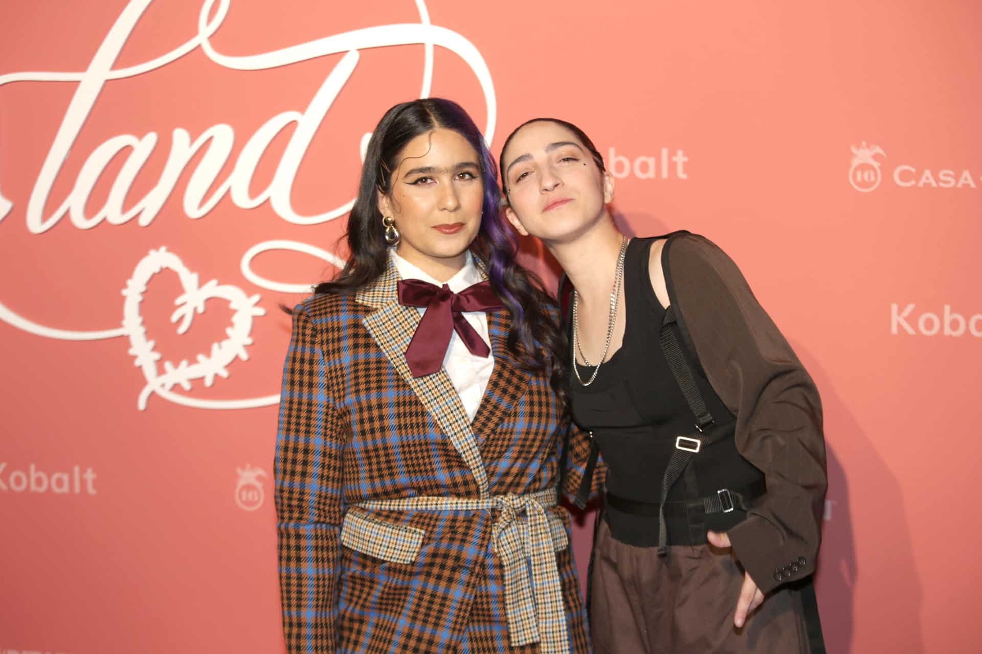 Fotografía de archivo del 22 de febrero de 2025 de la cantante Emily Estefan (d) y su pareja Gemeny Hernández (i) posando en la alfombra de la gala benéfica de la Fundación Con Cora en Miami (Estados Unidos). EFE/Marlon Pacheco