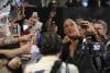 El actor estadounidense Dwayne Johnson 'La Roca', se toma una fotografía con el público durante la alfombra roja de la película 'La Máquina: The Smashing Machine' este martes, en Ciudad de México (México). EFE/ Mario Guzmán
