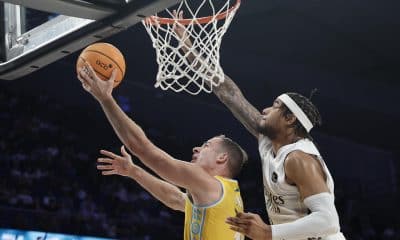 El ala-pívot del Real Madrid Chukwuma Julian Okeke (d) se enfrenta a Miquel Salvó (c), del Dreamland Gran Canaria, durante el partido de la Liga Endesa de baloncesto en el pabellón Movistar Arena, en Madrid. EFE/ Sergio Pérez