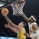 El ala-pívot del Real Madrid Chukwuma Julian Okeke (d) se enfrenta a Miquel Salvó (c), del Dreamland Gran Canaria, durante el partido de la Liga Endesa de baloncesto en el pabellón Movistar Arena, en Madrid. EFE/ Sergio Pérez