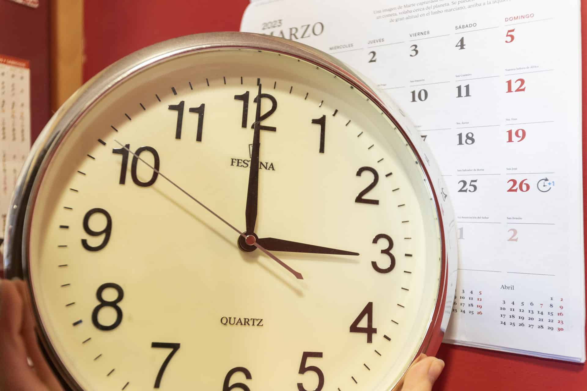 Imagen de archivo de un reloj marcando las 03.00 de la madrugada. EFE/Javier Belver