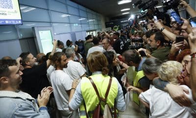 Llegada de los 21 activistas españoles que formaban parte de la Flotilla Global Sumud retenidos por Israel, procedentes de Tel Aviv, este domingo en el aeropuerto Adolfo Suárez Madrid Barajas. EFE/Javier Lizón