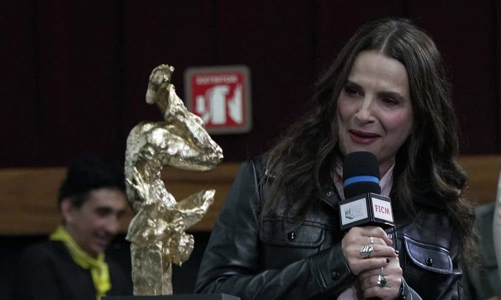 La actriz francesa Juliette Binoche recibe el Premio a la Excelencia Artística este sábado, en el marco del Festival Internacional de Cine de Morelia (FICM) en Michoacán (México).  EFE/Iván Villanueva