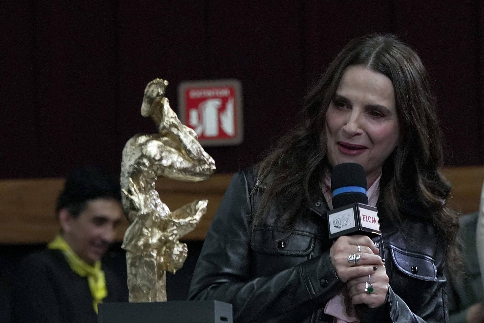 La actriz francesa Juliette Binoche recibe el Premio a la Excelencia Artística este sábado, en el marco del Festival Internacional de Cine de Morelia (FICM) en Michoacán (México).  EFE/Iván Villanueva