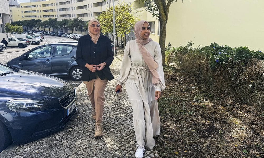 Las fundadoras del grupo 'Alma Portuguesa Fe Islámica', Zohra Lodhia (dcha), y Sarika Karim (izda) durante una entrevista con EFE en el barrio de Odivelas, en las afueras de Lisboa. Las dos amigas llevan hiyab, el velo islámico que cubre el cabello, y defienden el derecho de la mujer a elegir su atuendo, en un momento en que el Parlamento ha dado el primer paso para sacar adelante una iniciativa del partido de ultraderecha Chega para prohibir el burka. EFE/Susana Samhan