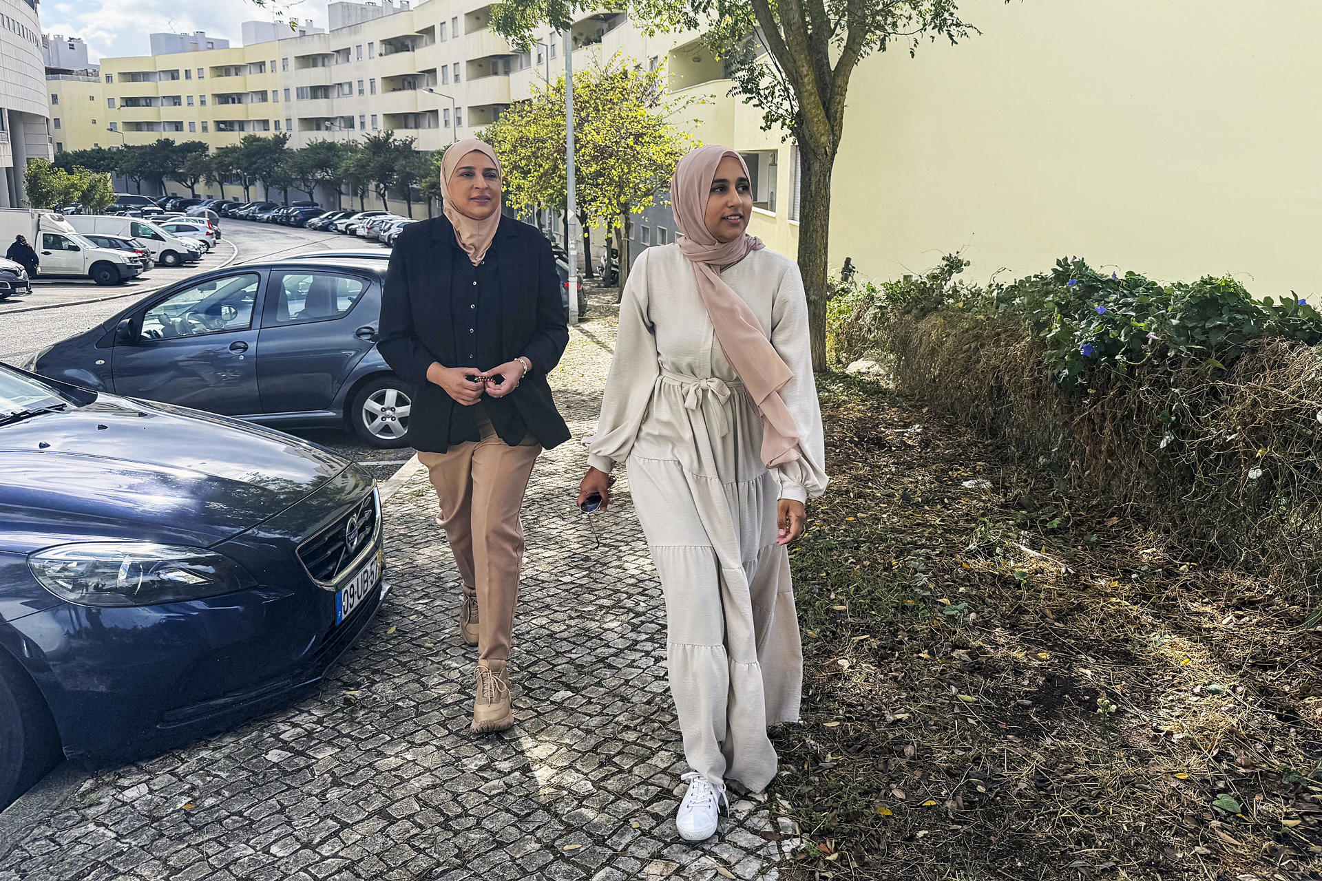 Las fundadoras del grupo 'Alma Portuguesa Fe Islámica', Zohra Lodhia (dcha), y Sarika Karim (izda) durante una entrevista con EFE en el barrio de Odivelas, en las afueras de Lisboa. Las dos amigas llevan hiyab, el velo islámico que cubre el cabello, y defienden el derecho de la mujer a elegir su atuendo, en un momento en que el Parlamento ha dado el primer paso para sacar adelante una iniciativa del partido de ultraderecha Chega para prohibir el burka. EFE/Susana Samhan