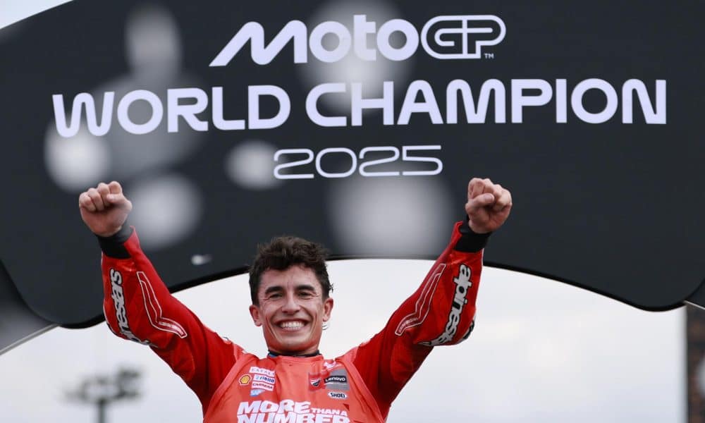 El piloto español Marc Márquez, del equipo MotoGP Ducati Lenovo, celebra su título de campeón del mundo 2025 en Japón. EFE/FRANCK ROBICHON