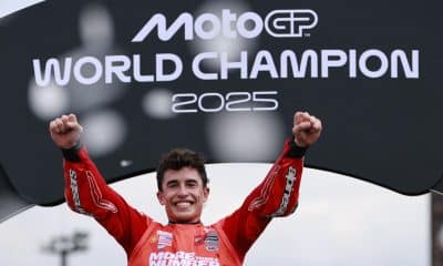 El piloto español Marc Márquez, del equipo MotoGP Ducati Lenovo, celebra su título de campeón del mundo 2025 en Japón. EFE/FRANCK ROBICHON