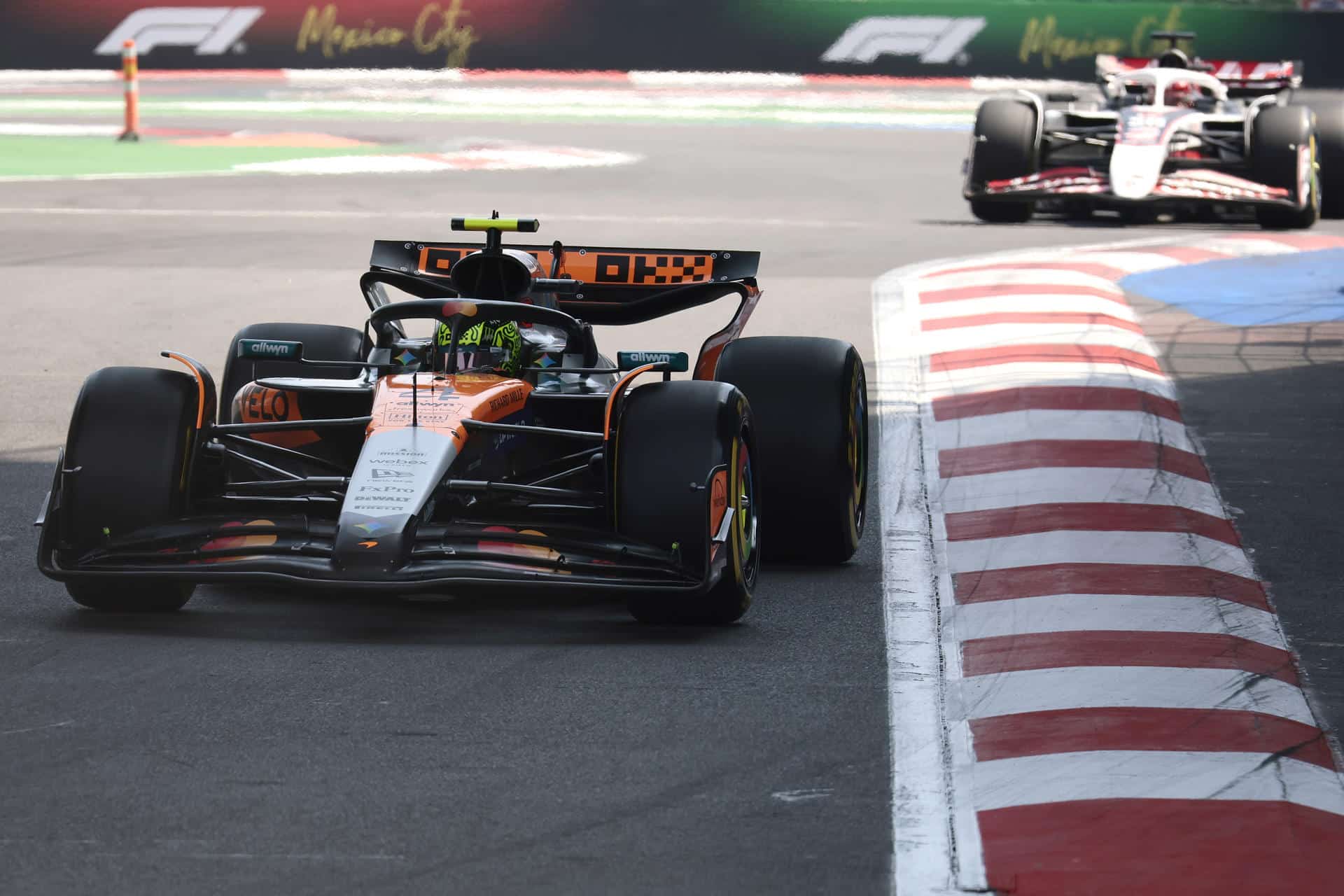 El británico Lando Norris de McLaren, participa durante la tercera sesión de entrenamientos del Gran Premio de México de la Fórmula Uno este sábado, en el Autódromo Hermanos Rodríguez en Ciudad de México (México). EFE/ José Méndez