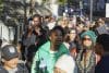 Los miembros del público hacen cola para entrar en la sala del tribunal para la sentencia del rapero estadounidense Sean 'Diddy' Combs fuera del tribunal federal en Nueva York, EE.UU. EFE/SARAH YENESEL
