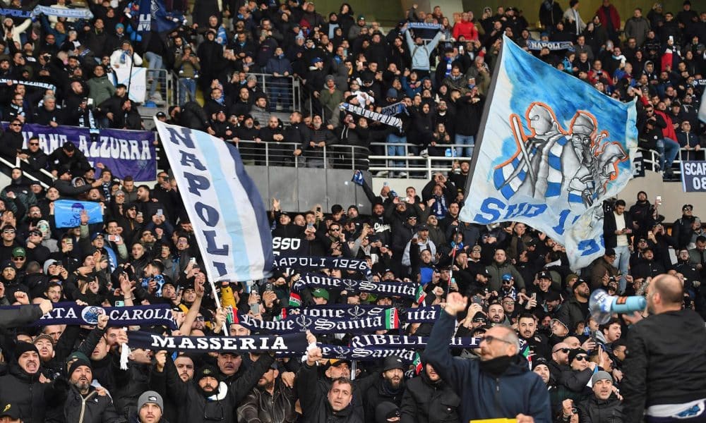 Aficionados del Nápoles, durante un partido de la Liga italiana. EFE/EPA/Alessandro Di Marco