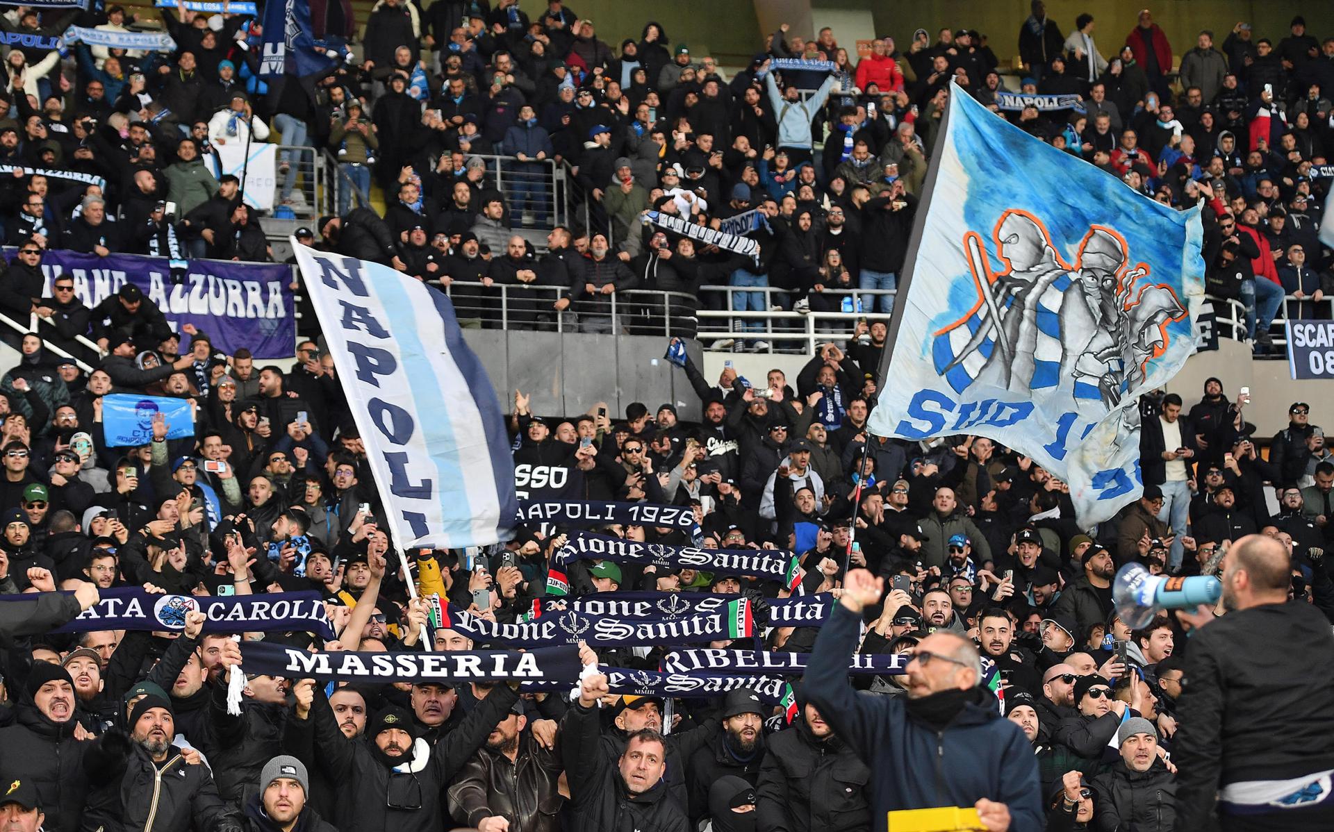 Aficionados del Nápoles, durante un partido de la Liga italiana. EFE/EPA/Alessandro Di Marco