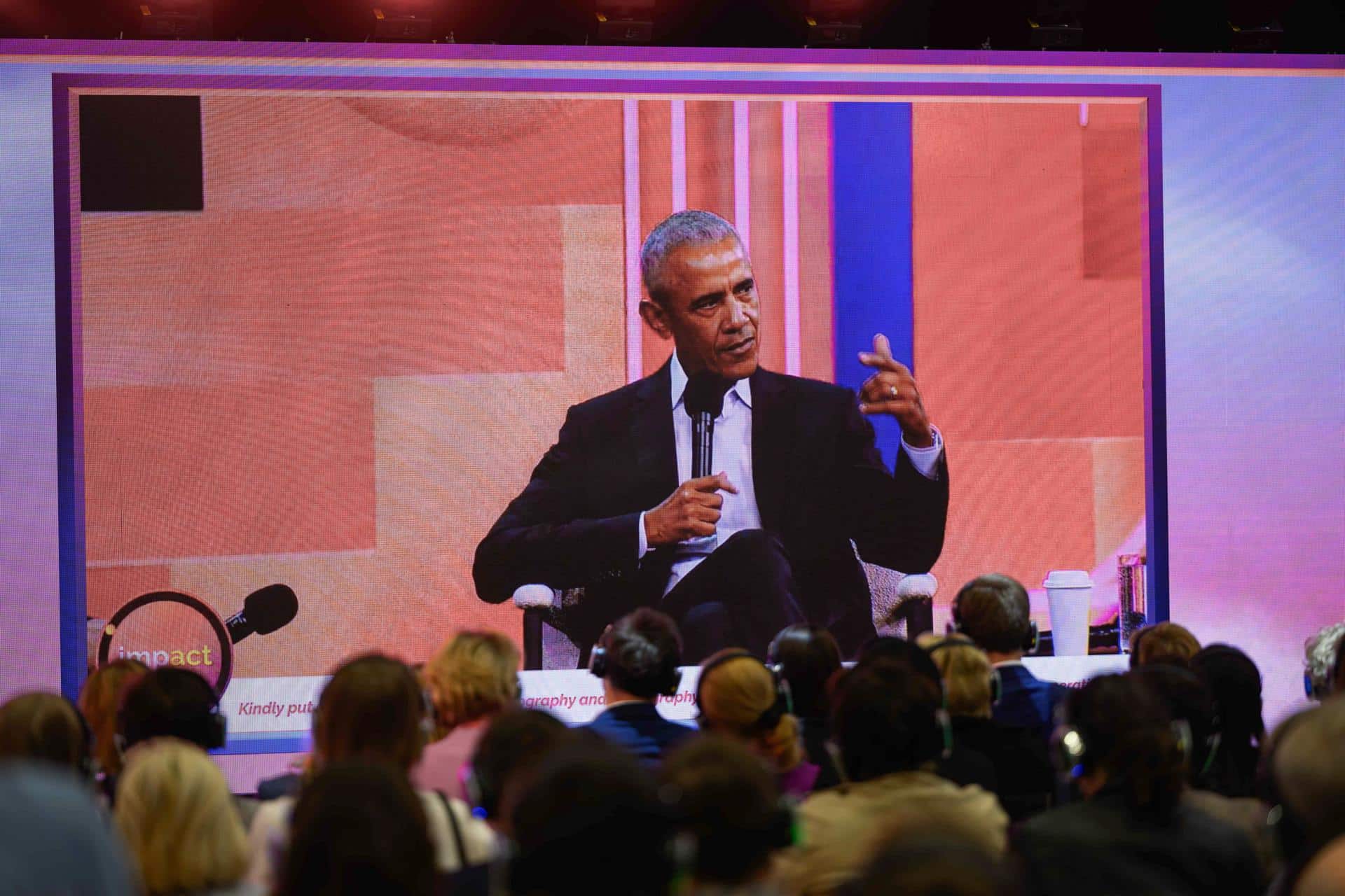 Fotografía del 15 de mayo de 2025 del expresidente de EE.UU. Barack Obama en una conversación en Polonia. EFE/EPA/JAKUB KACZMARCZYK POLAND OUT