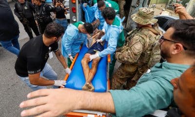 Integrantes de equipos médicos trasladan a una persona a un hospital durante un operativo policial este martes, en Río de Janeiro (Brasil). EFE/ Antonio Lacerda