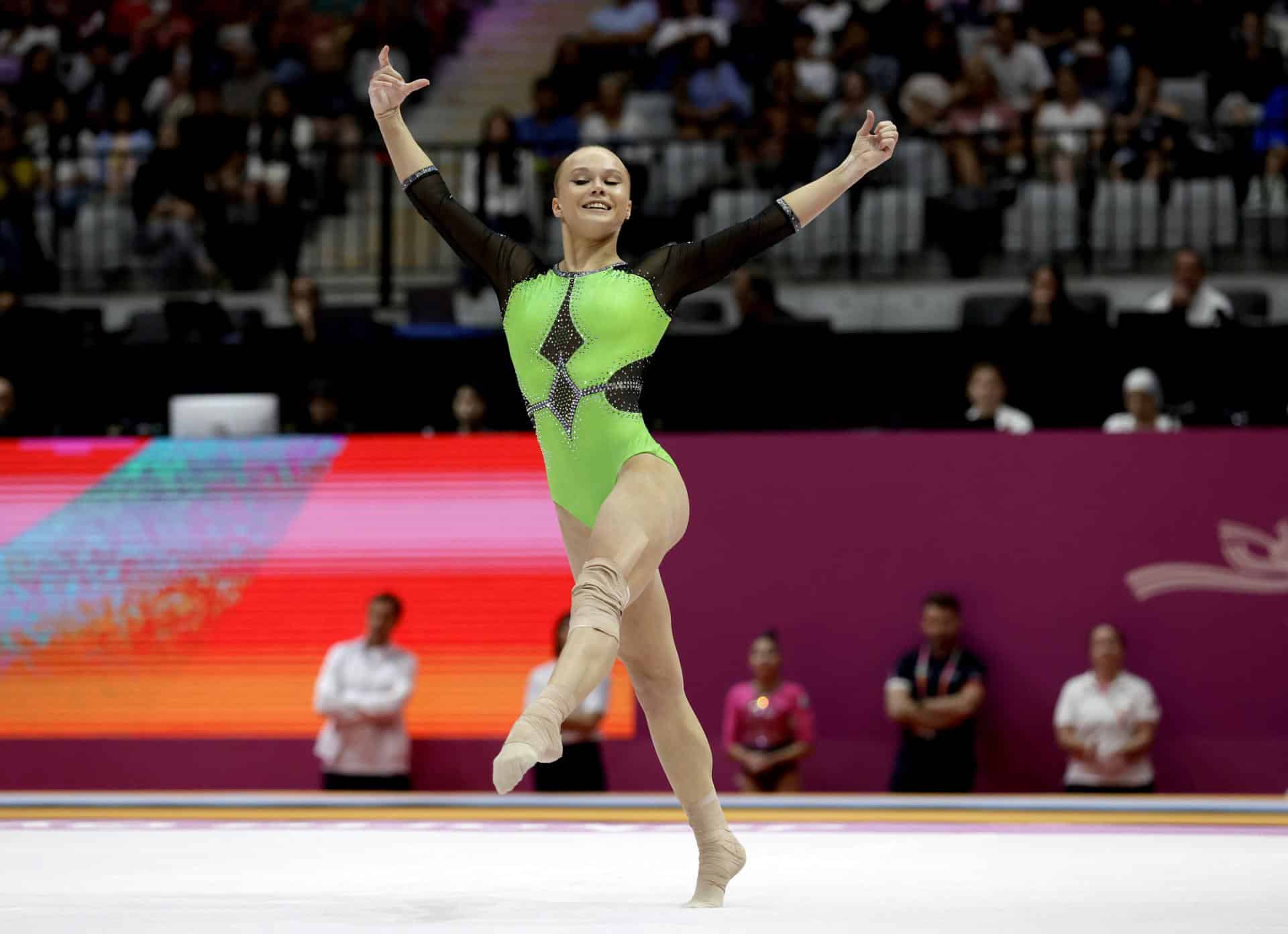 La gimnasta rusa Angelina Melnikova, durante su ejercicio de suelo este jueves en los Mundiales de Gimnasia Artística, que se disputan en Yakarta. EFE/ MAST IRHAM
