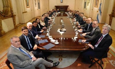 Fotografía cedida por la Presidencia de Argentina que muestra a su mandatario, Javier Milei, junto a gobernadores provinciales en una reunión este jueves, en la Casa Rosada de Buenos Aires (Argentina). EFE/ Presidencia de Argentina