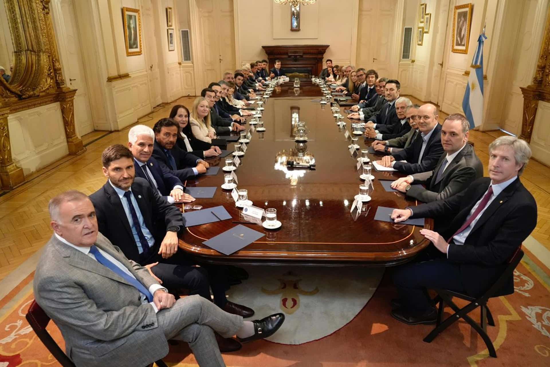 Fotografía cedida por la Presidencia de Argentina que muestra a su mandatario, Javier Milei, junto a gobernadores provinciales en una reunión este jueves, en la Casa Rosada de Buenos Aires (Argentina). EFE/ Presidencia de Argentina