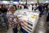 Personas recorren este 11 de octubre de 2025 el pabellón de la edición 33 de la Feria Internacional del Libro (FIL) de Monterrey (México). EFE/ Miguel Sierra
