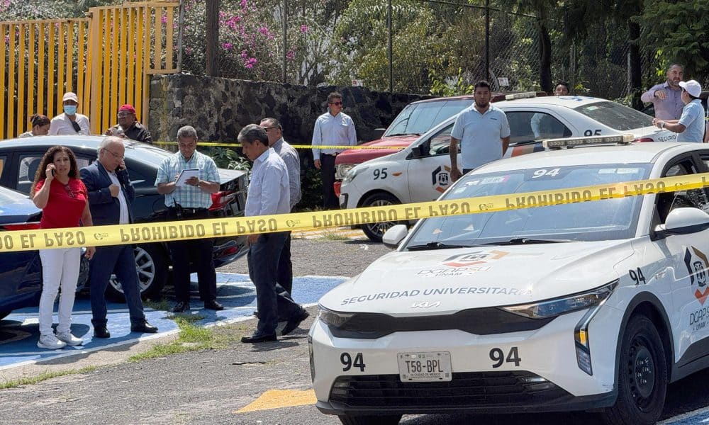 Autoridades custodian la zona donde fue asesinado un alumno del Colegio de Ciencias y Humanidades Plantel Sur en Ciudad de México (México). Imagen de archivo. EFE/Mario Guzmán