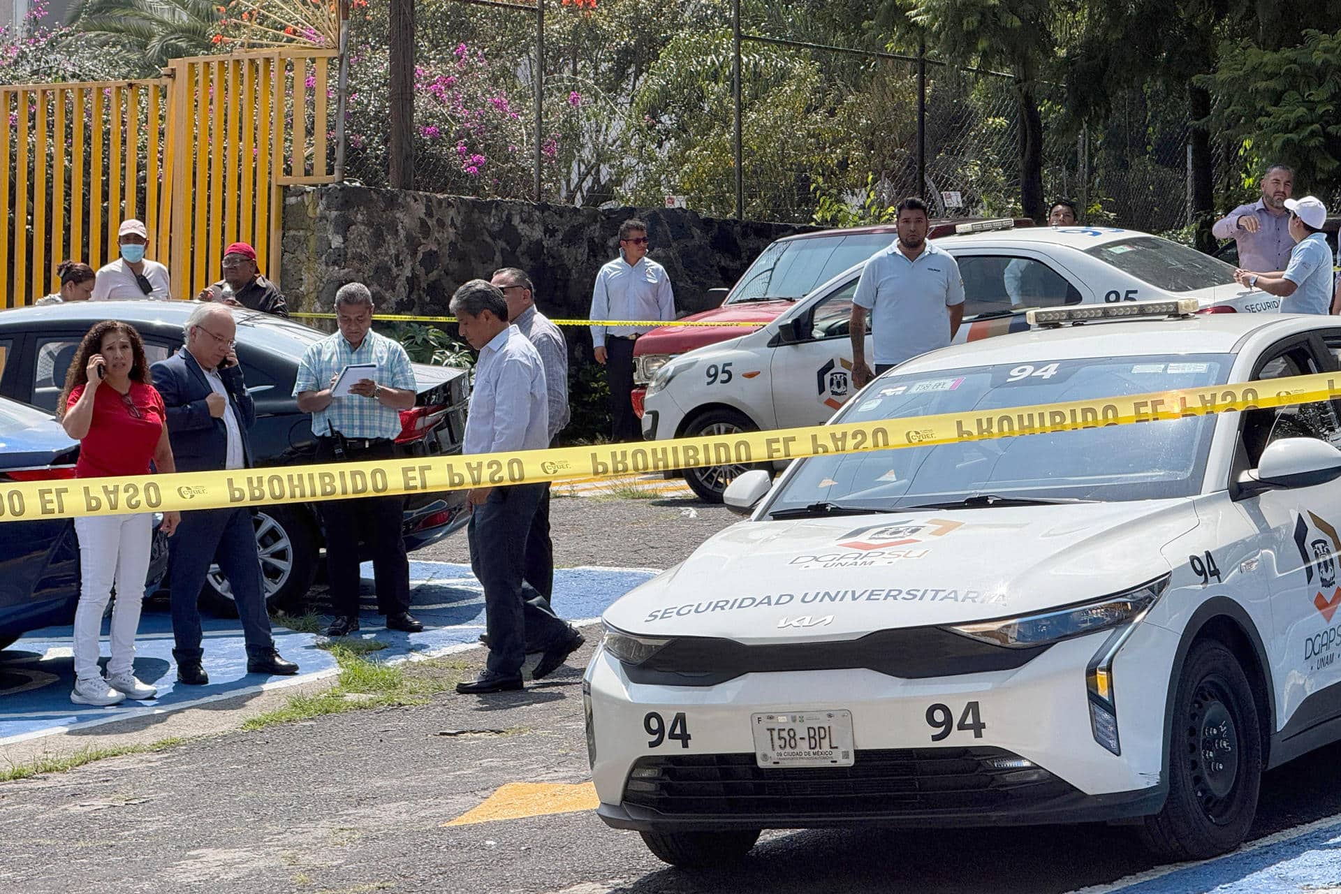 Autoridades custodian la zona donde fue asesinado un alumno del Colegio de Ciencias y Humanidades Plantel Sur en Ciudad de México (México). Imagen de archivo. EFE/Mario Guzmán