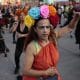 Cientos de personas participan en la mega clase de baile aeróbico, 'Me muero por bailar' que se celebra en el marco de las festividades de Día de Muertos este jueves en el Zócalo de Ciudad de México (México). EFE/José Méndez