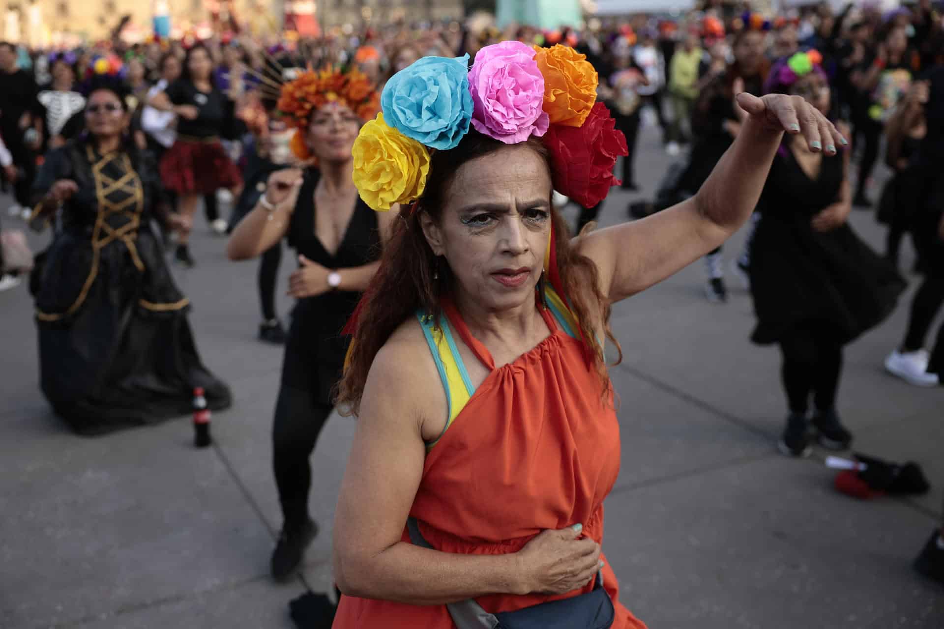 Cientos de personas participan en la mega clase de baile aeróbico, 'Me muero por bailar' que se celebra en el marco de las festividades de Día de Muertos este jueves en el Zócalo de Ciudad de México (México). EFE/José Méndez