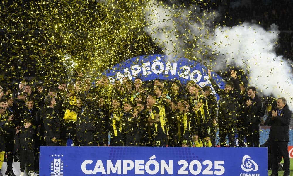 Jugadores de Peñarol celebran la conquista, por primera vez, de la Copa AUF Uruguay tras derrotar este miércoles a Plaza Colonia en el estadio Centenario de Montevideo. EFE/ STR